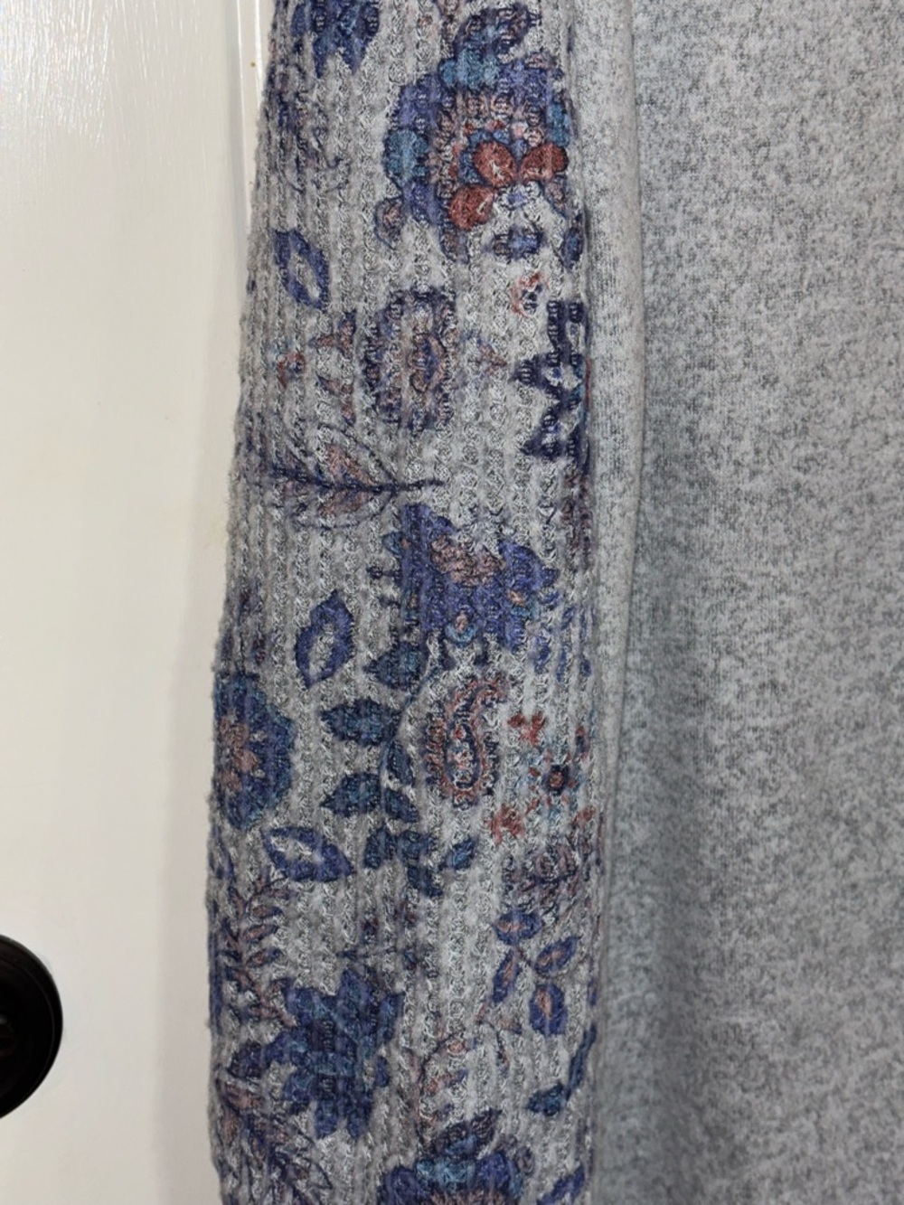 Absolutely Famous Heather Gray Knit Top with Blue Floral Sleeves - Picture 4 of 6